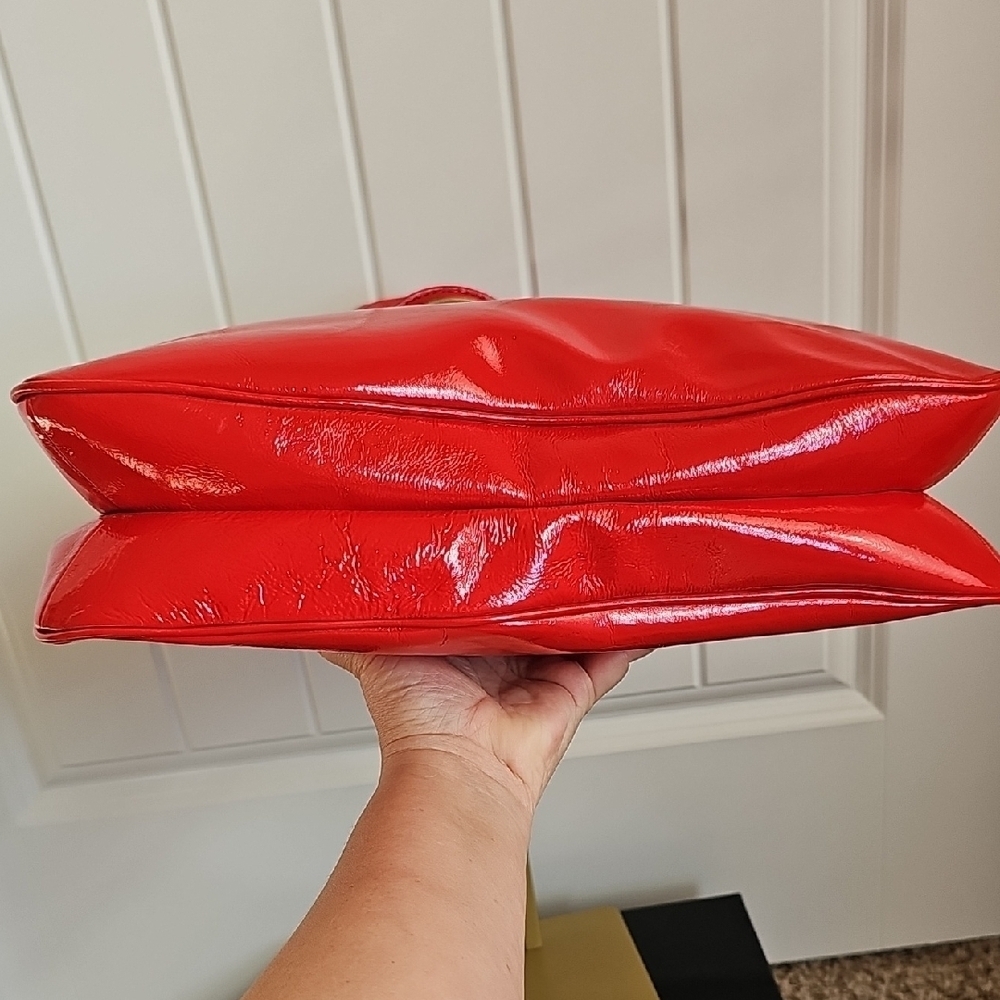 Kate Spade NWOT Fanfare Brette Scarlet Liquid Patent 2-Way Bag Storybook Lining - Picture 5 of 13